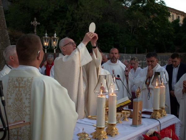 Svečano je proslavljen blagdan bl. Marije Propetog Isusa Petković u njenom rodnom Blatu Svečano je proslavljen blagdan bl. Marije Propetog Isusa Petković u njenom rodnom Blatu